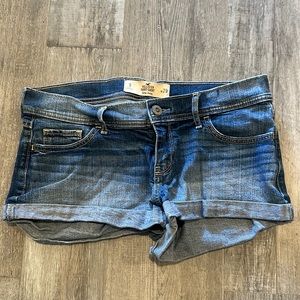 Hollister Millennial style low rise short shorts size 9 light wear medium wash